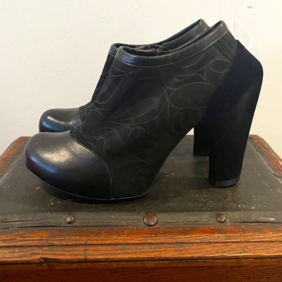 John Fluevog NEW WITHOUT BOX - VOYAGEUR VELVETY HEEL WITH EMBOSS - Picture 1 of 4